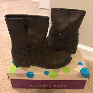 Old Navy size 9 boots. Dark brown. Like new.